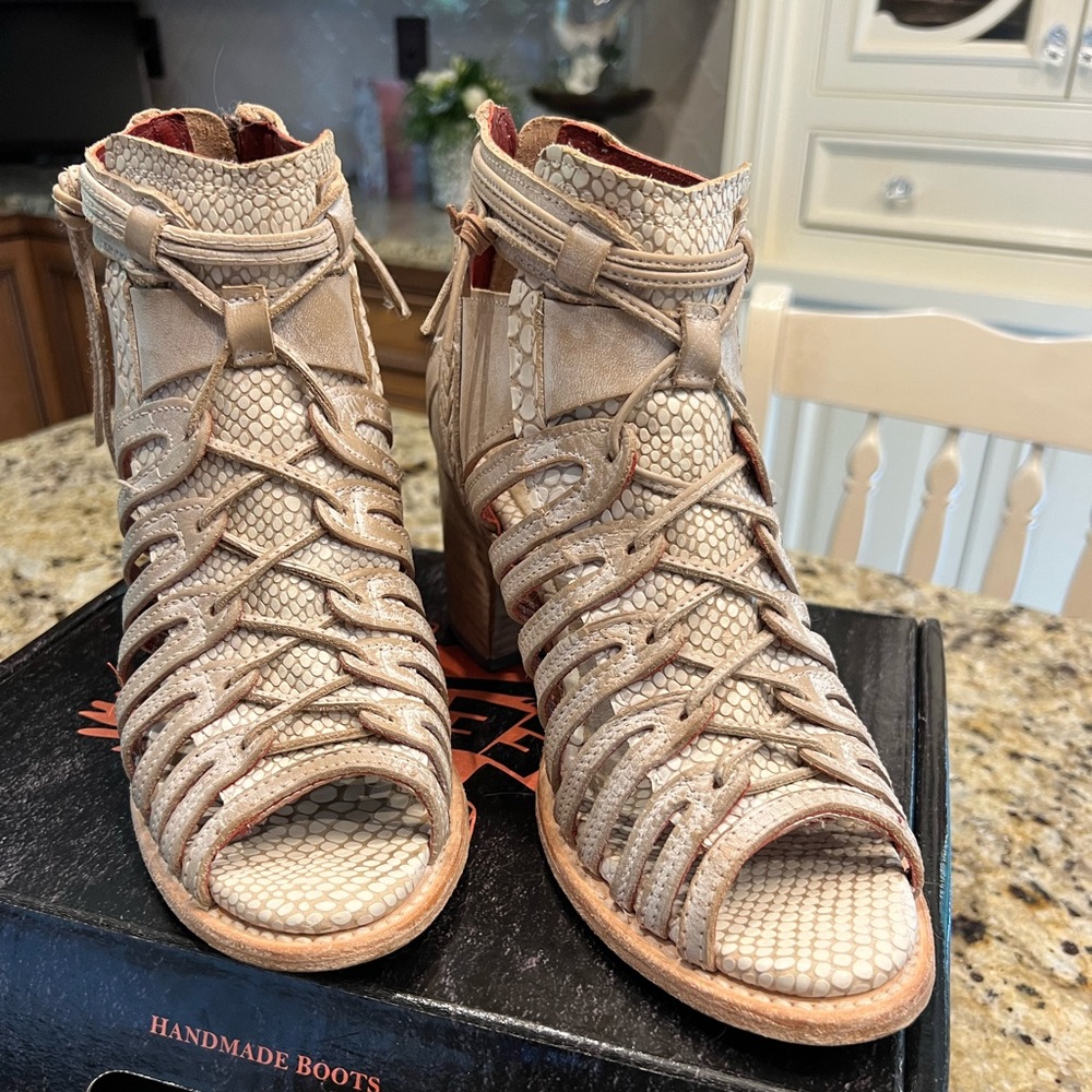 Authentic FreeBird Wazee Beige summer boots like new.  Fits like size 10 - Picture 2 of 10